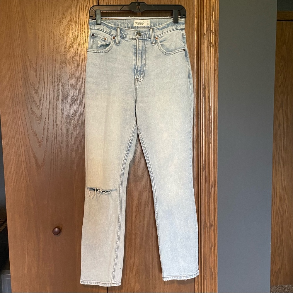 Abercrombie & Fitch ‘90s Slim Straight Ultra High RisLight Blue Distressed Jeans